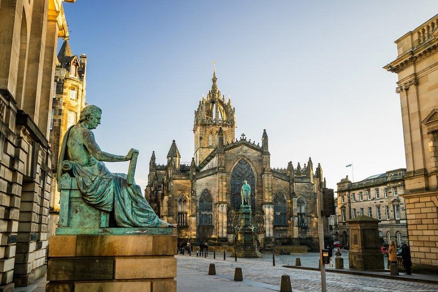 The Historic Royal Mile in Edinburgh, Scotland